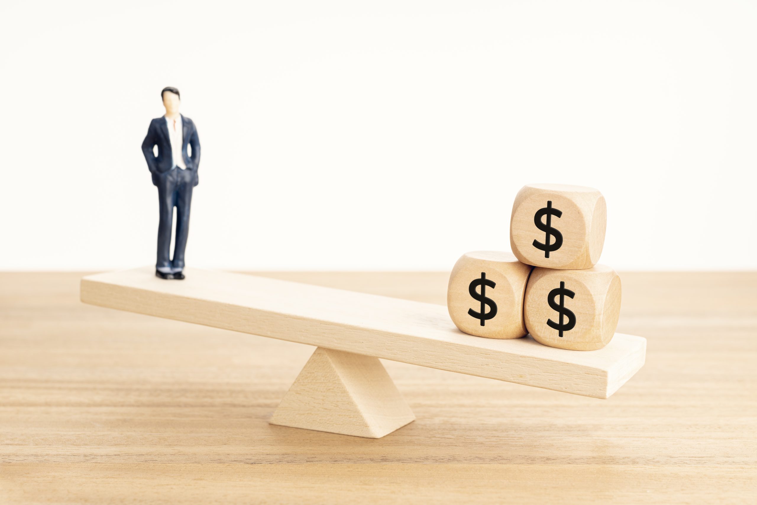 Balanza entre tiempo, trabajo y dinero